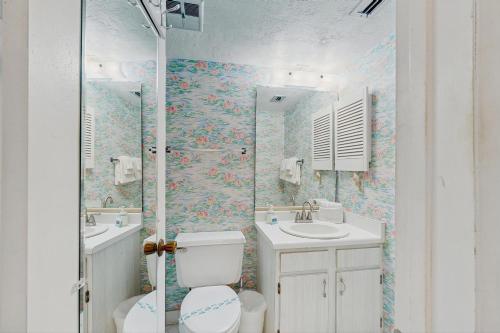 Koupelna v ubytování Oceanview condo with beach access, pool, tennis courts and private patio