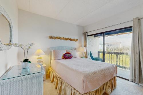 Postel nebo postele na pokoji v ubytování Oceanview condo with beach access, pool, tennis courts and private patio