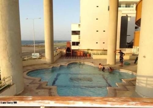 ein Swimmingpool mitten in einem Gebäude in der Unterkunft alojamiento frente mar 11 in Cartagena de Indias