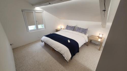 Ένα ή περισσότερα κρεβάτια σε δωμάτιο στο Superbe Duplex climatisé proche IGR