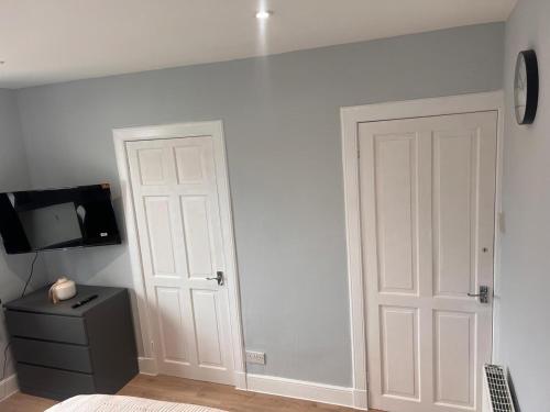 Μια τηλεόραση ή/και κέντρο ψυχαγωγίας στο 3-Bed Flat in Musselburgh