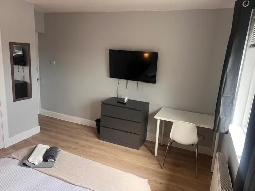 Μια τηλεόραση ή/και κέντρο ψυχαγωγίας στο 3-Bed Flat in Musselburgh