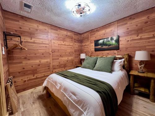 Ένα ή περισσότερα κρεβάτια σε δωμάτιο στο Burton Ridge Cabin