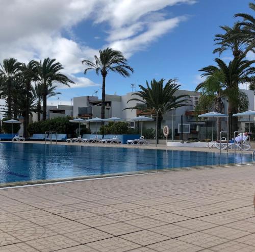 La alberca dentro o cerca de Primavera sunset