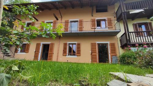 an apartment building with a balcony and a yard at Casamapun 