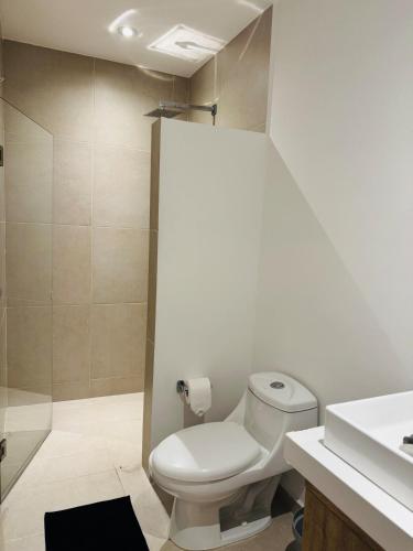 Ένα μπάνιο στο Linda habitación con baño privado