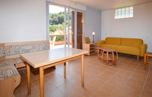 una sala de estar con un sofá y una mesa en Cozy Apartment In Piana, en Piana