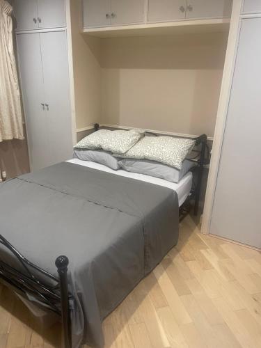 Ένα ή περισσότερα κρεβάτια σε δωμάτιο στο Cosy ground floor flat close to train & bus routes
