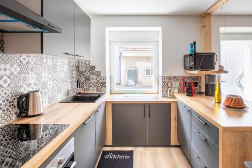 Cuisine ou kitchenette dans l'établissement Gîte du Hirsch jacuzzi, proche grand ballon randonnées