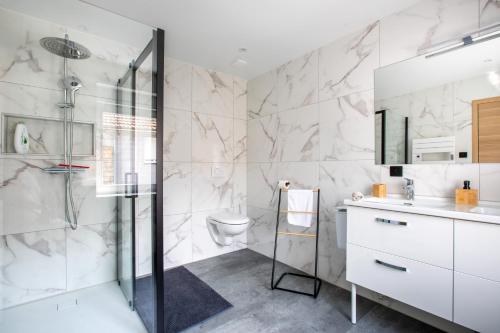 Salle de bains dans l'établissement Gîte du Hirsch jacuzzi, proche grand ballon randonnées