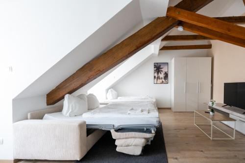 Una cama o camas en una habitación de Spacious 7-Person Leoben Apartment - Ideal for Workers, Groups & Family