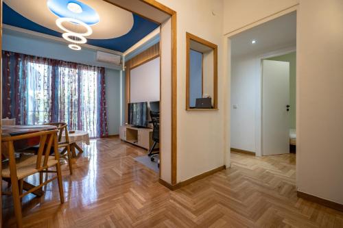 Central Spot 2-Bedroom Apt by ΜΡS