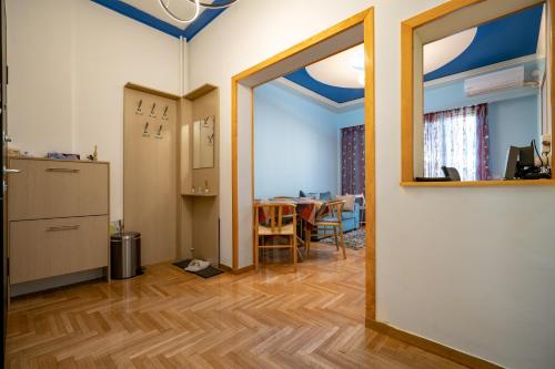 Central Spot 2-Bedroom Apt by ΜΡS