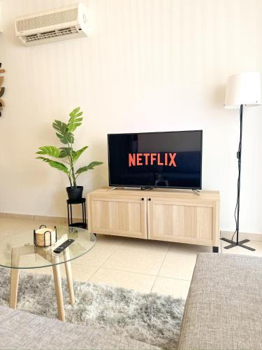 Un televizor și/sau centru de divertisment la Sunny Pyla Escape with Pool, Tennis & Fast Wi-Fi