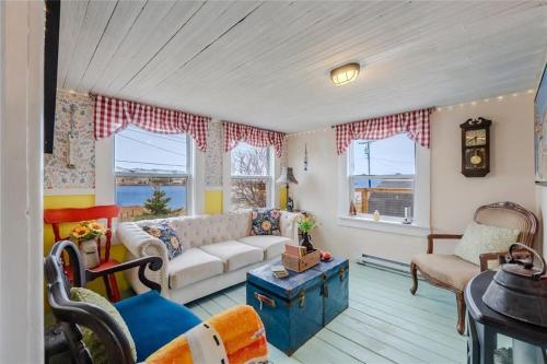 Ruang duduk di The Yellow Dory -hearts Delight 2br! Ocean Views
