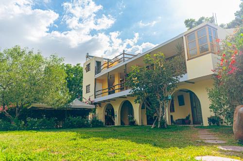 Un jardín fuera de Serenity Lodge