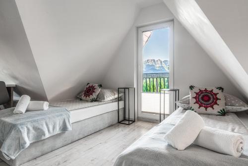 Posteľ alebo postele v izbe v ubytovaní Apartamenty z widokiem & Basen - Willa KRÓLE 25A by RentiloPL