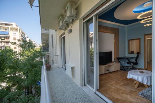 Central Spot 2-Bedroom Apt by ΜΡS