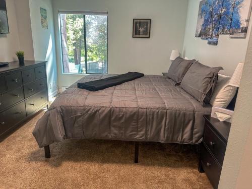 a bedroom with a large bed and a window at Summit 285 1 bedroom 1 bathroom - Pet Friendly in Mammoth Lakes