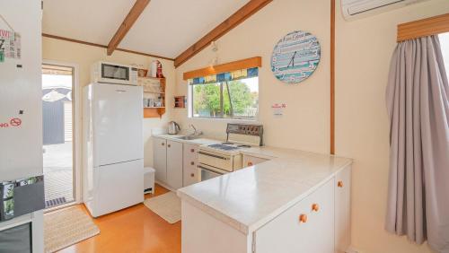 Η κουζίνα ή μικρή κουζίνα στο Beach Break Inn Whitianga