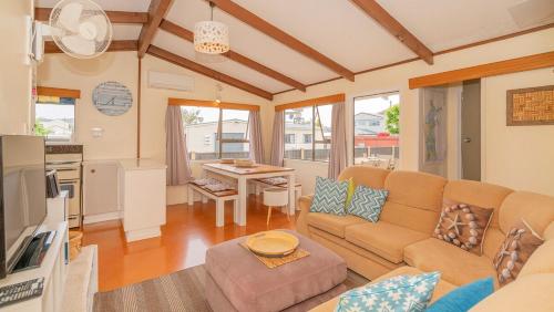 Χώρος καθιστικού στο Beach Break Inn Whitianga