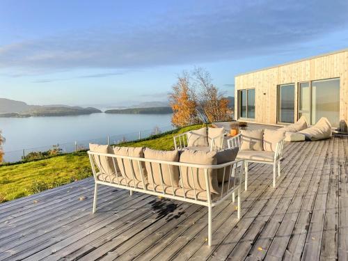 FisterにあるElegance And Stunning View By Stavangerの水辺の景色を望むウッドデッキ(ベンチ付)