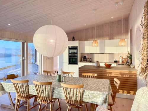 FisterにあるElegance And Stunning View By Stavangerのテーブルと椅子のあるキッチンとダイニングルーム