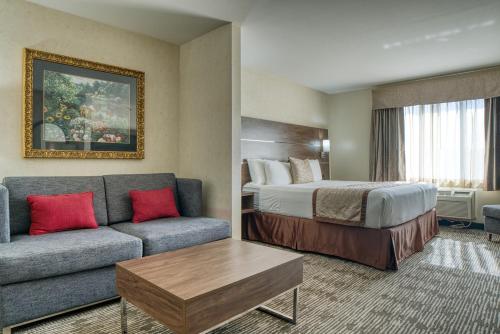 Postel nebo postele na pokoji v ubytování Evergreen Inn & Suites