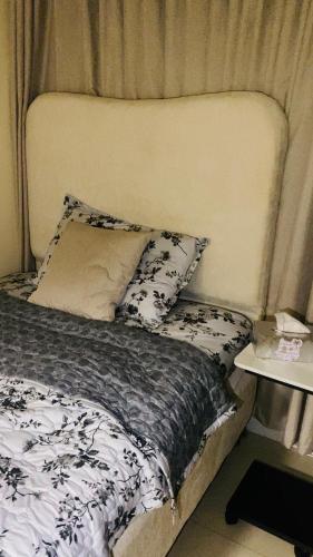 a bed with black and white sheets and pillows at أستوديو في الدرعيه in Riyadh