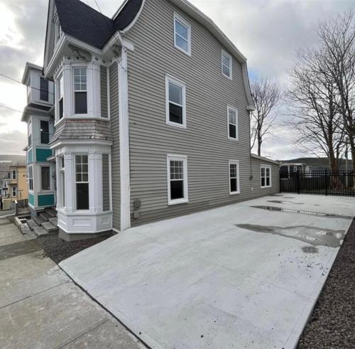 une maison avec une grande allée devant elle dans l'établissement St Johns spacious Heritage Stay est 1901, à Saint-Jean