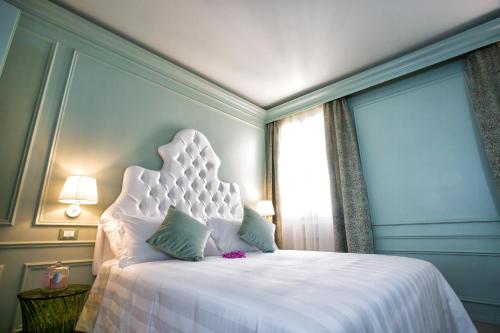a bedroom with a large white bed with a window at Aquamare, boutique b&b in Venice