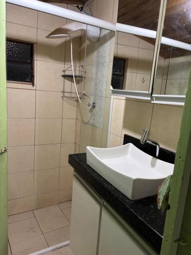 Bilik mandi di Casa de temporada na serra