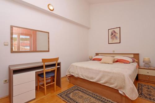 Katil atau katil-katil dalam bilik di Apartments by the sea Punat, Krk - 5328