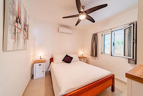 une chambre avec un lit et un ventilateur de plafond dans l'établissement Apartments by the sea Kneza, Korcula - 168, à Račišće