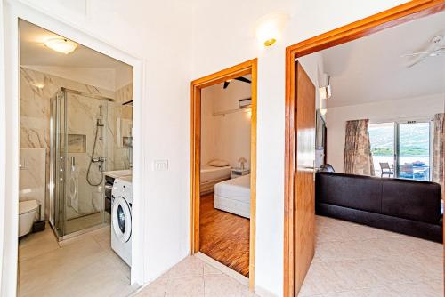 Cette chambre comprend une salle de bains pourvue d'une douche et de toilettes. dans l'établissement Apartments by the sea Kneza, Korcula - 168, à Račišće