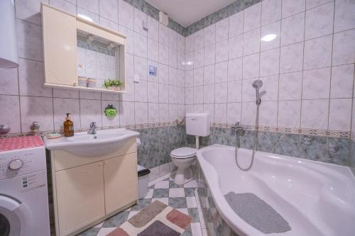 Apartments by the sea Baska Voda, Makarska - 12714