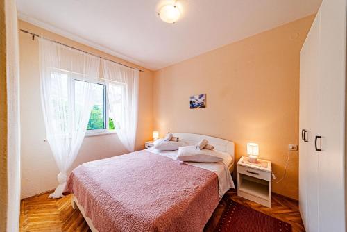 Posteľ alebo postele v izbe v ubytovaní Apartments by the sea Orebic, Peljesac - 10436