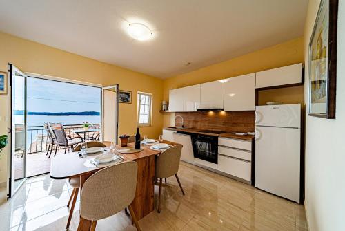 Kuchyňa alebo kuchynka v ubytovaní Apartments by the sea Orebic, Peljesac - 10436