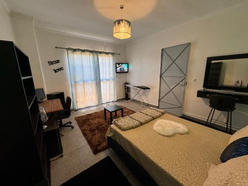 TV a/nebo společenská místnost v ubytování Chateau Nougat, Marrakech