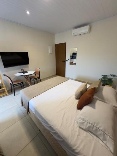 Ένα ή περισσότερα κρεβάτια σε δωμάτιο στο Flat 04 novo e moderno em Bonito