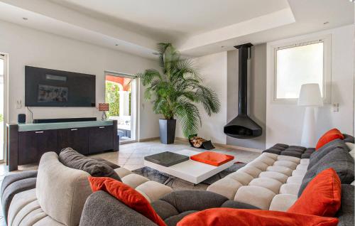 雷阿德雷德雷斯泰勒Gorgeous Home In Les Adrets-De-L'estére的客厅里有一张沙发和一台电视