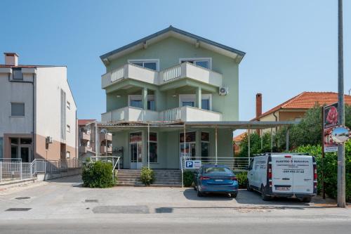 Apartments with parking space Zadar - 24646