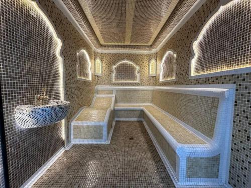 a bathroom with a tub and a sink at Villa Lux I in Chorwoq