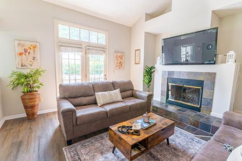 ケーリーにある3 Beds, Kids Friendly Ranch,Jaccuzzi Tub,Walk to Food Lion,Restaurant, Keurig , sleep noise machine,,Crib,5Gのソファと暖炉のあるリビングルーム
