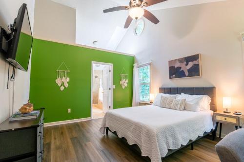 ケーリーにある3 Beds, Kids Friendly Ranch,Jaccuzzi Tub,Walk to Food Lion,Restaurant, Keurig , sleep noise machine,,Crib,5Gの緑豊かなベッドルーム(ベッド1台、天井ファン付)