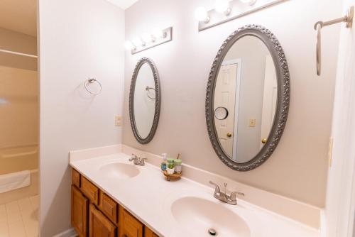 3 Beds, Kids Friendly Ranch,Jaccuzzi Tub,Walk to Food Lion,Restaurant, Keurig , sleep noise machine,,Crib,5Gにあるバスルーム