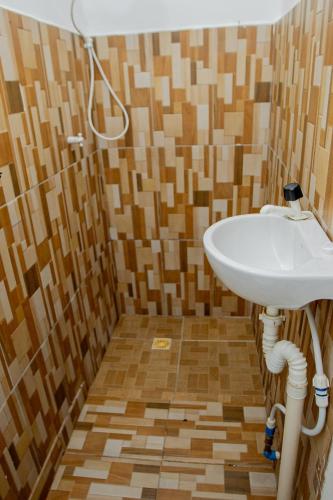 a bathroom with a sink and a shower at Canto do viajante in Petrolina
