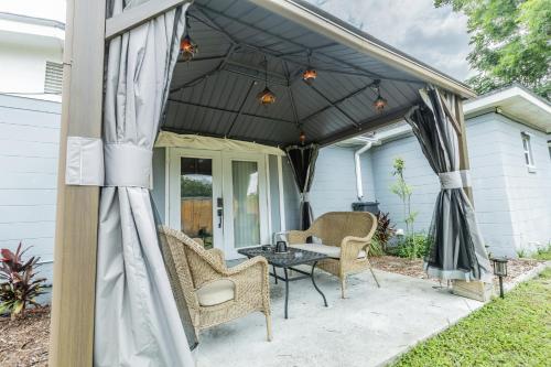 awning over a patio with chairs and a table at Roosevelt Inn in Jacksonville