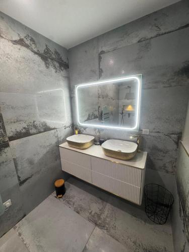 une salle de bain avec deux lavabos et un miroir dans l'établissement Villa luxueuse, à Villetelle