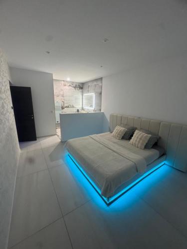 - une chambre dotée d'un lit avec des lumières bleues dans l'établissement Villa luxueuse, à Villetelle
